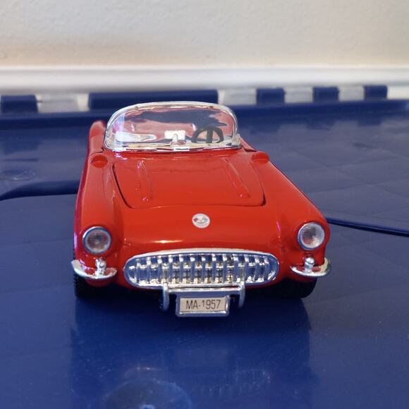 SunnySide 1957 Corvette Roadster Convertible 1:24 Die Cast model car - Picture 4 of 10